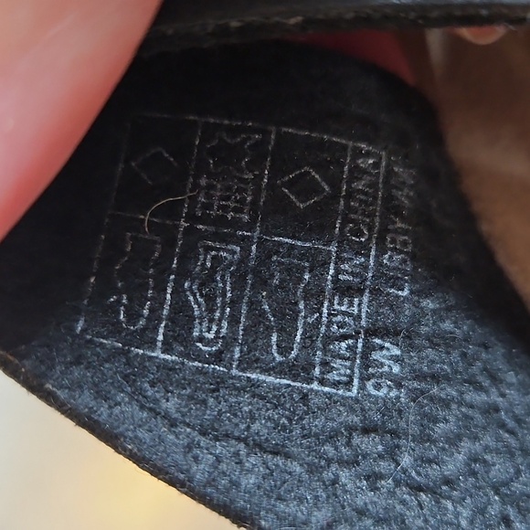 Cushionaire Black Thong Sandals - Picture 5 of 11